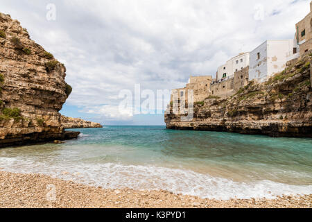 Das türkisfarbene Meer durch die Altstadt auf den Felsen Polignano a Mare Provinz Bari Apulien Italien Europa thront gerahmt Stockfoto