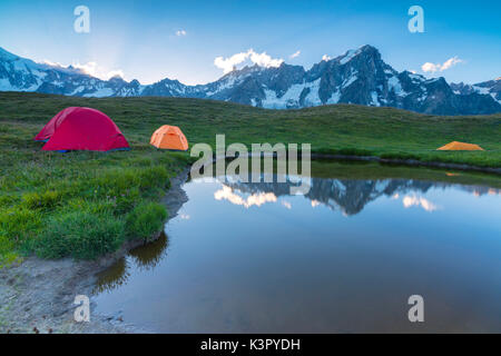 Camping Zelte in die grünen Wiesen von alpinen See in der Abenddämmerung Mont De La Saxe Courmayeur Aostatal Italien Europa umgeben Stockfoto