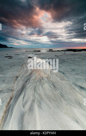 24.00 Uhr Sonne und Wolken Rahmen der Sandstrand von Skagsanden Flakstad Nordland county Lofoten norwegen Europa Stockfoto