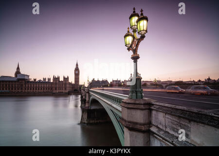 Alte straße Leuchtenrahmen Westminster Bridge mit Big Ben und Westminster Palace im Hintergrund London Vereinigtes Königreich Stockfoto