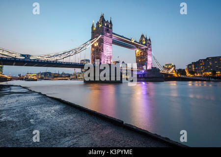 Nachtansicht der Tower Bridge spiegelt sich im Fluss Themse London Vereinigtes Königreich Stockfoto