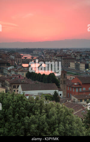 Rosa Sonnenuntergang auf den Fluss Arno und die Ponte Vecchio von der Piazzale Michelangelo Florenz Toskana Italien Europa gesehen Stockfoto