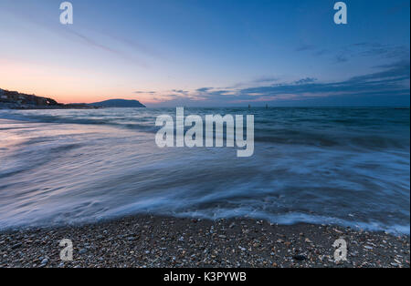 Wellen an den Strand, eingerahmt von der blaue Dämmerung Porto Recanati Provinz von Macerata Conero Riviera Marche Italien Europa Stockfoto