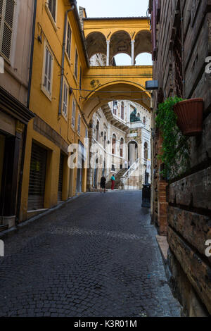 Eine typische Gasse und die Architektur der alten Stadt von Fermo Marche Italien Europa Stockfoto
