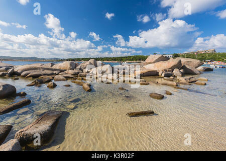 Felsen vom Wind geformten Rahmen das türkisfarbene Meer Capo Testa Santa Teresa di Gallura Provinz Sassari Sardinien Italien Europa Stockfoto