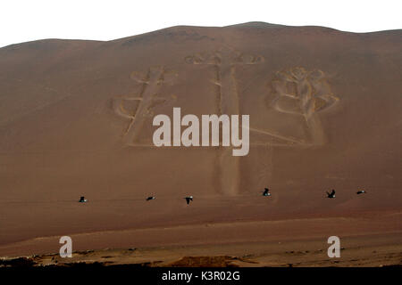 Die Paracas Kandelaber, auch genannt das kandelaber der Anden, ist eine bekannte Prähistorische geoglyph auf der Nordseite der Paracas Halbinsel gefunden bei Pisco Bay in Peru Südamerika Stockfoto