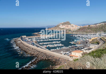 Blick auf die Stadt und den Hafen von Blue sea Castelsardo Golf von Asinara Provinz Sassari Sardinien Italien Europa gerahmt Stockfoto