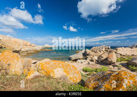 Die ungewöhnliche Formen der Klippen Rahmen das blaue Meer Capo Testa Santa Teresa di Gallura Provinz Sassari Sardinien Italien Europa Stockfoto