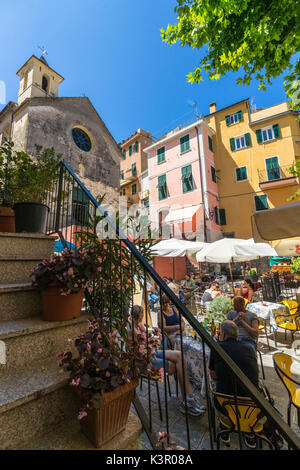 Farbige Häuser der typischen Dorf Corniglia Nationalpark Cinque Terre Provinz La Spezia Ligurien Italien Europa Stockfoto