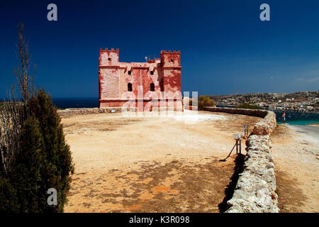 Die hl. Agatha's Tower ist ein lascaris Turm im Jahre 1649 in Mellieça, Malta gebaut. Es ist auch bekannt als der Rote Turm wegen der Farbe lackiert ist. Europa Stockfoto