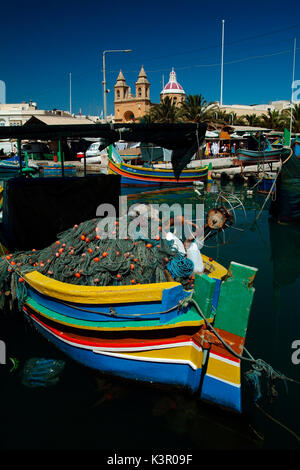 Ein luzzu, einem traditionellen Fischerboot aus der Maltesischen Inseln. Sie sind hell und in den Farben Gelb, Rot, Grün und Blau, und der Bogen wird in der Regel mit einem Paar Augen Malta Europa hingewiesen Stockfoto