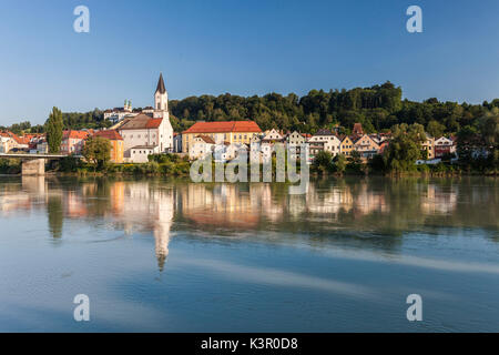 Blick auf den Glockenturm und typischen Häuser im Fluss Passau Niederbayern Deutschland Europa wider Stockfoto