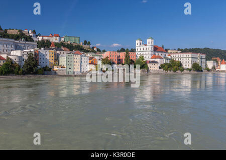 Blick auf die typischen Gebäude und Häuser von Fluss und blue sky Passau Niederbayern Deutschland Europa gerahmt Stockfoto