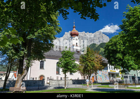 Typische Kirche alpinen Dorfes umgeben von Gipfeln und Wald Garmisch Partenkirchen Oberbayern Region Bayern Deutschland Europa Stockfoto