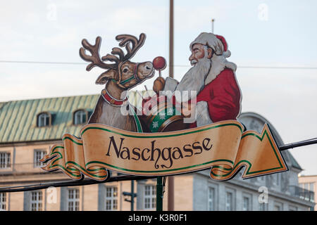 Weihnachtsschmuck am Rathausplatz Rathaus Altstadt Viertel Hamburg Deutschland Europa Stockfoto