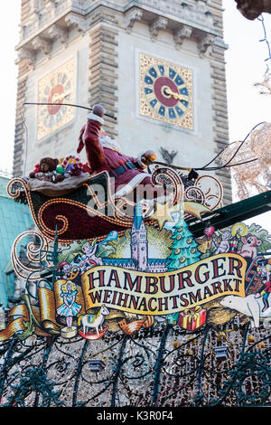 Weihnachtsmarkt und Dekorationen mit dem Glockenturm im Hintergrund Rathaus Altstadt Viertel Hamburg Deutschland Europa Stockfoto