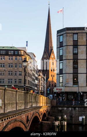 Ansicht der Neorenaissance Glockenturm von einer Brücke und die Gebäude der Innenstadt Hamburg Deutschland Europa Stockfoto