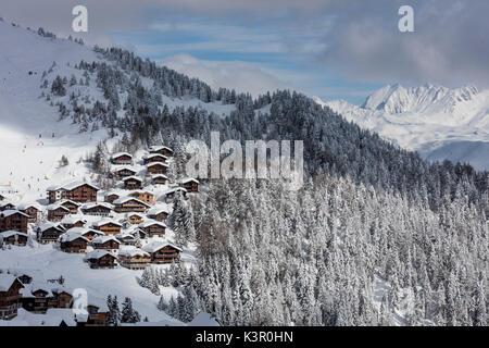 Tief verschneite Wälder Rahmen der typisch alpenländischen Dorf und Skigebiet Bettmeralp Bezirk Raron im Kanton Wallis Schweiz Europa Stockfoto