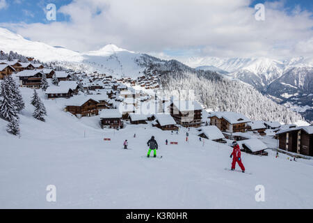 Snowboarder auf Skipisten Frames die typischen Bergdorf Bettmeralp Bezirk Raron im Kanton Wallis Schweiz Europa Stockfoto