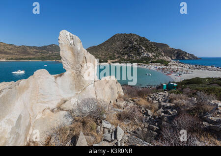 Die weißen Felsen Frame das türkisfarbene Meer und den Sandstrand Punta Molentis Villasimius Cagliari Sardinien Italien Europa Stockfoto