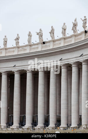 Die elliptische Kolonnade von Gian Lorenzo Bernini rund um die Basilika di San Pietro Vaticano Rom Latium Italien Europa erstellt Stockfoto