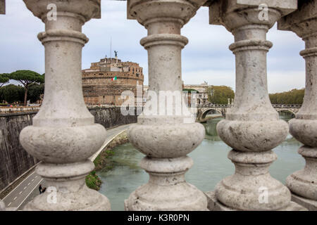 Der antike Palast des Castel Sant'Angelo mit Statuen von Engeln, die auf der Brücke am Tiber Rom Latium Italien Europa Stockfoto