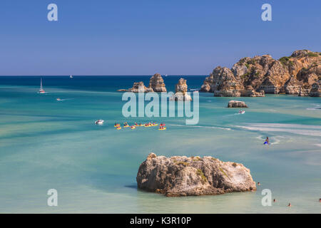 Kanus im türkisfarbenen Wasser des Atlantischen Ozeans Umgebung Strand Praia Dona Ana Lagos Algarve Portugal Europa Stockfoto