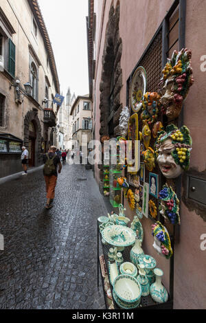 Eine typische Gasse mit lokalen Handwerksbetrieben Orvieto Terni Provinz Umbrien Italien Europa Stockfoto