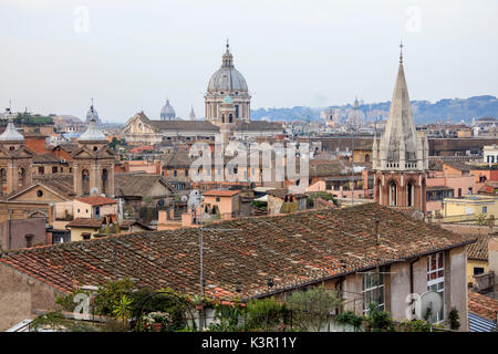 Der Blick auf die Stadt vom Pincio mit den typischen Häusern und alten Kuppeln der Kirchen Rom Latium Italien Europa Stockfoto