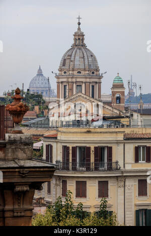 Der Blick auf die Stadt vom Pincio mit den typischen Häusern und alten Kuppeln der Kirchen Rom Latium Italien Europa Stockfoto