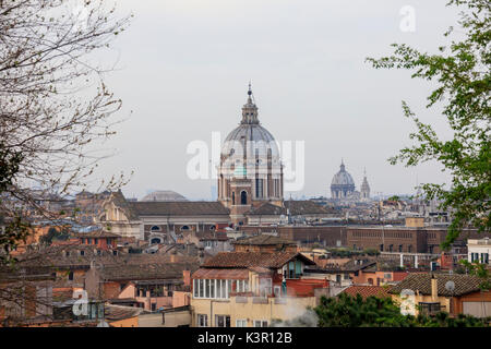 Der Blick auf die Stadt vom Pincio mit den typischen Häusern und alten Kuppeln der Kirchen Rom Latium Italien Europa Stockfoto