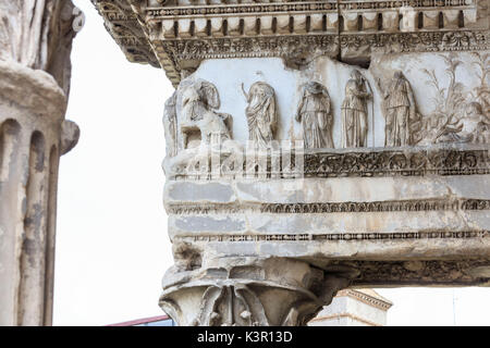 Details der Verzierungen und Statuen auf dem Forum des Traja ein Symbol des antiken Römischen Reiches Rom Latium Italien Europa Stockfoto