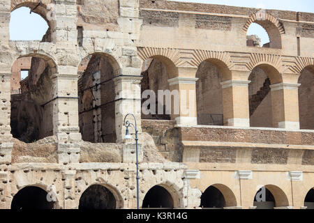 Die architektonischen Details des antiken Gebäudes Colosseum das größte Amphitheater, das jemals gebaut wurde Rom Latium Italien Europa Stockfoto