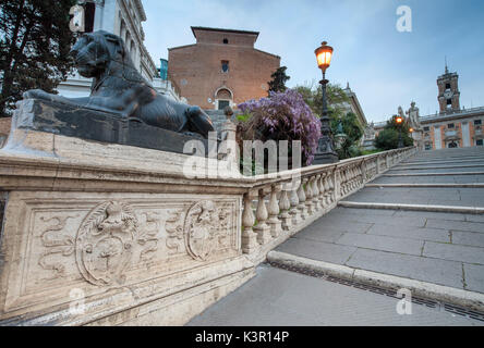 Blumen auf der Steintreppe, die zur Piazza del Campidoglio und der Basilika Santa Maria Ara Coeli Rom Latium Italien Europa führen. Stockfoto