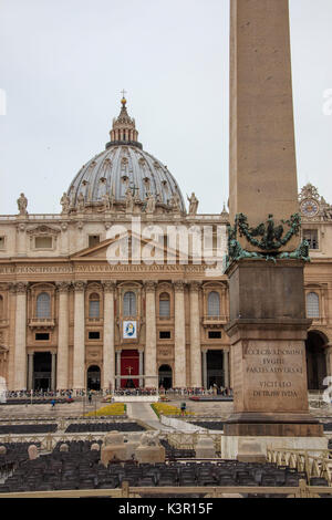 Ein Blick auf die Obelisken und Kuppel der Basilika di San Pietro in Vaticano Symbol der katholischen Religion Rom Latium Italien Europa Stockfoto