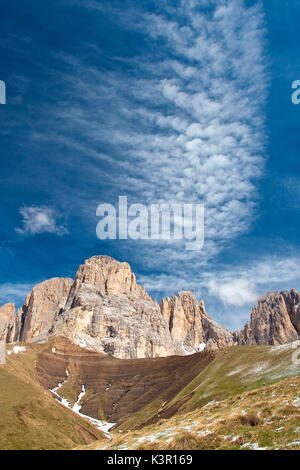 Der Langkofel Gruppe ist ein Bergmassiv in der westlichen Dolomiten. Es trennt GrÃ¶den (im Norden) und das Fassatal (im Süden), sowie der Sella Massiv (im Osten) und der Rosengarten (im Westen). Nordwestlich des Langkofel ist die Seiser Alm. Der höchste Punkt im Bereich der namensgebende Langkofel mit einer Höhe von 3,181 Metern. Trentino Alto Adige Italien Europa Stockfoto