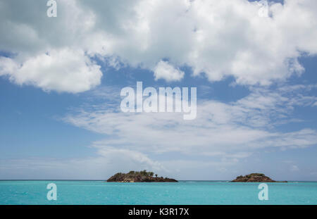 Das türkisfarbene Karibische Meer vom Boot Tour Antigua und Barbuda Leeward Islands West Indies gesehen Stockfoto