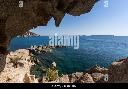 Blick auf das blaue Meer von einer natürlichen Höhle der Felsen vom Wind Punta Molentis Villasimius Cagliari Sardinien Italien Europa geformt Stockfoto