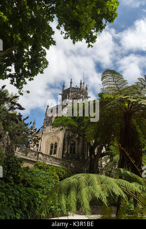 Mystische Altbauten der romanisch-gotischen und Renaissance-Stil im Inneren der Park Quinta da Regaleira Sintra Portugal Europa Stockfoto