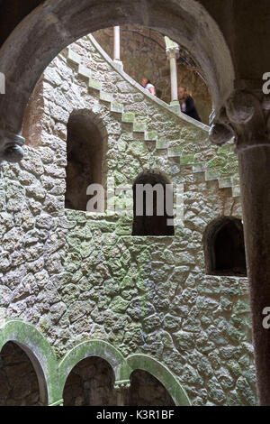 Mystische Altbauten der romanisch-gotischen und Renaissance-Stil im Inneren der Park Quinta da Regaleira Sintra Portugal Europa Stockfoto