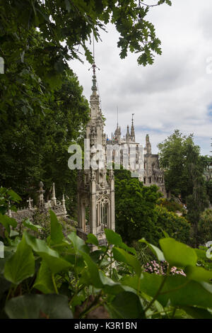 Mystische Altbauten der romanisch-gotischen und Renaissance-Stil im Inneren der Park Quinta da Regaleira Sintra Portugal Europa Stockfoto