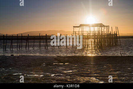 Sonnenuntergang am Palafito Pier Carrasqueira natürliche Reserve von Sado Fluss Alcacer do Sal Setubal Portugal Europa Stockfoto