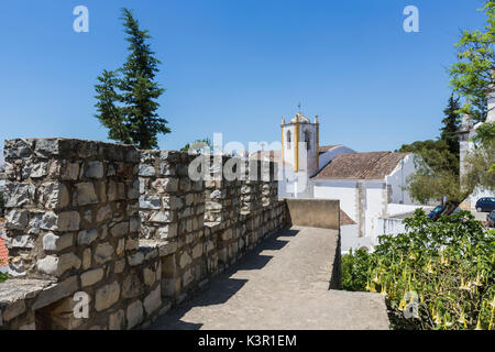 Die historische Kirche von Santiago Blick von der alten Steinmauern im Dorf von Tavira Faro Algarve Portugal Europa Stockfoto