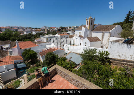 Die historische Kirche von Santiago Blick von einer Terrasse im Dorf von Tavira Faro Algarve Portugal Europa Stockfoto