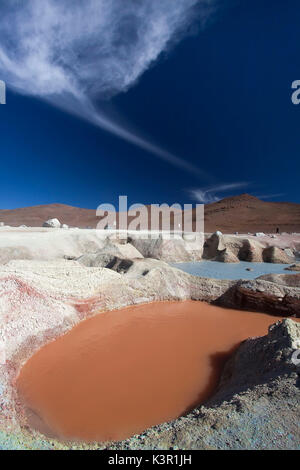 Sol de Mañana ist Höhe geothermische Feld in der Wüste südlich des Laguna Colorada. In einer Höhe von ca. 4900 m/16.100 ft es ist so ziemlich der höchste Punkt der normalen Touren durch die Region. Viele bunte brodelnde Schlammlöcher oder mudpots gesehen werden kann (nicht zu nahe, und die Erde, die fragile ist!) sowie die Fumarolen - Reserva Nacional de Fauna Andina Eduardo Avaroa, Bolivien Stockfoto