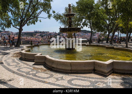 Brunnen und Platz mit dekorativen Fliesen auf einer Terrasse am Mirador de San Pedro de Alcantara Bairro Alto Lissabon Portugal Europa Stockfoto