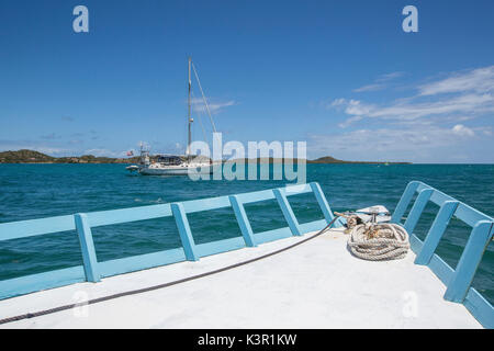 Segelboote und Schiffe in das türkisfarbene Wasser der Karibik grüne Insel Antigua und Barbuda Leeward Island West Indies Stockfoto