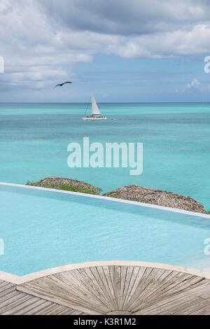 Pool vor dem türkisfarbenen Wasser der Karibik Ffryes Beach Felsen Antigua und Barbuda Leeward Island West Indies Stockfoto