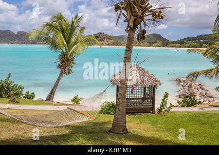 Hängematte und Palmen am Karibischen Meer Felsen Ffryes Beach Antigua und Barbuda Leeward Island West Indies umgeben Stockfoto