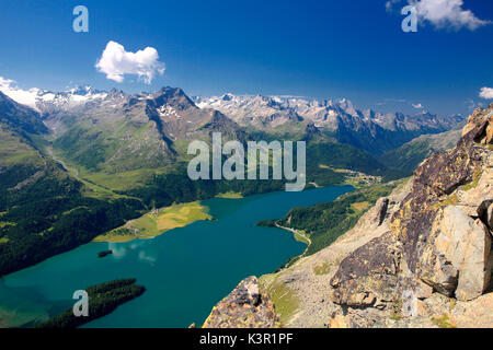 Der See von Sils gesehen von Piz Lagrev, im Hintergrund der Piz de la Margna, auf der linken Seite di Val Fex und auf der rechten Seite Malojapass, Engadin, Schweiz Europa Stockfoto